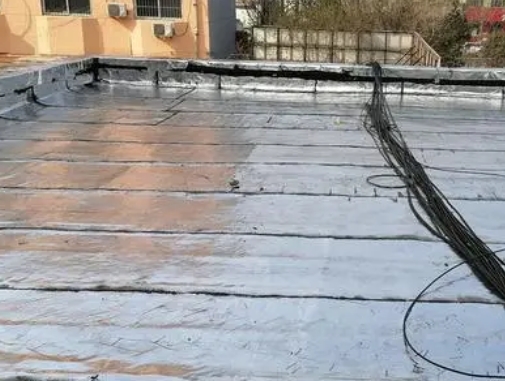 阿克苏地卫生间漏水维修公司分享下阿克苏地屋面楼顶防水刚性防水层施工要点。